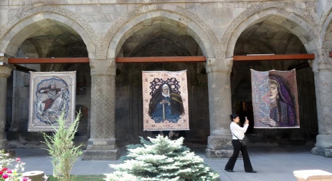 Kilim üzerine fırçasıyla Türk tarihini resmediyor
