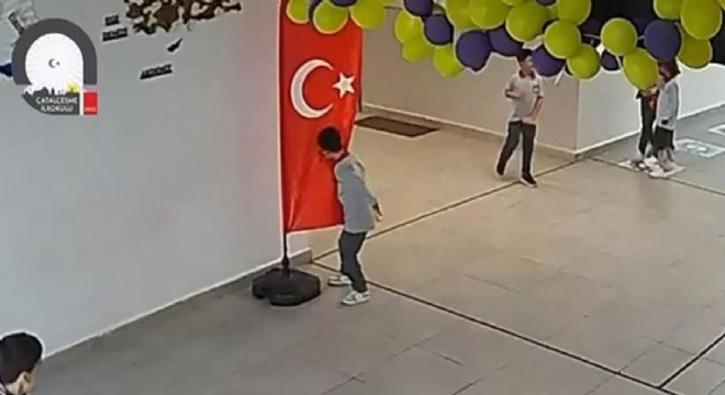 Koşarken durup bayrağı öpmüştü