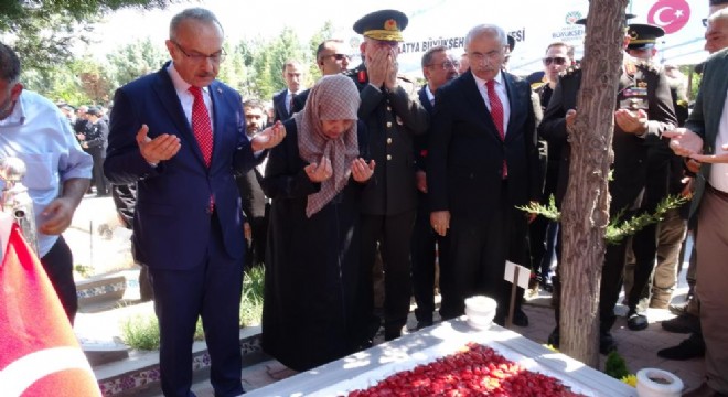 Malatya'da 15 Temmuz şehitleri mezarları başında anıldı