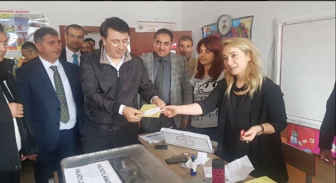 Milletvekili Aydemir oyunu Karayazı’da kullandı