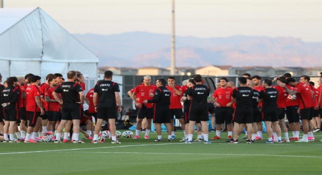 Milli Futbol Takımı antrenmanını taraftara açık ya