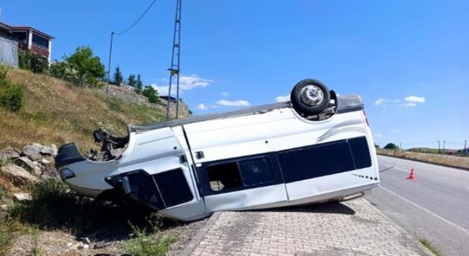 Minibüs takla attı: 1 yaralı