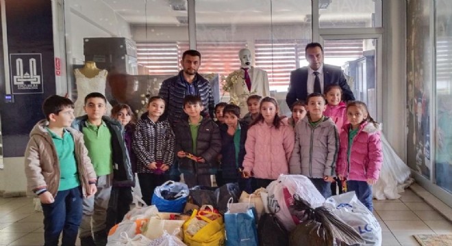 Öğrencilerden Hayır Çarşısı’na gıda bağışı