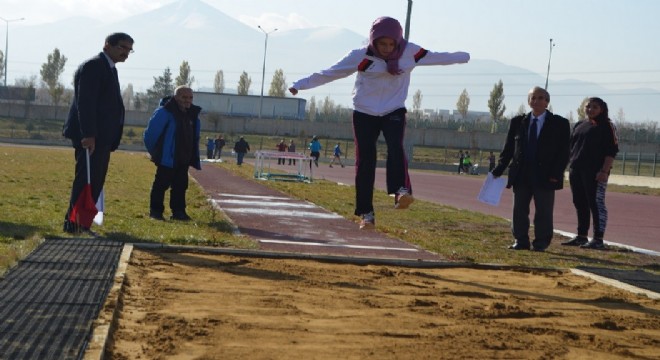Okullar atletizmde yarıştı