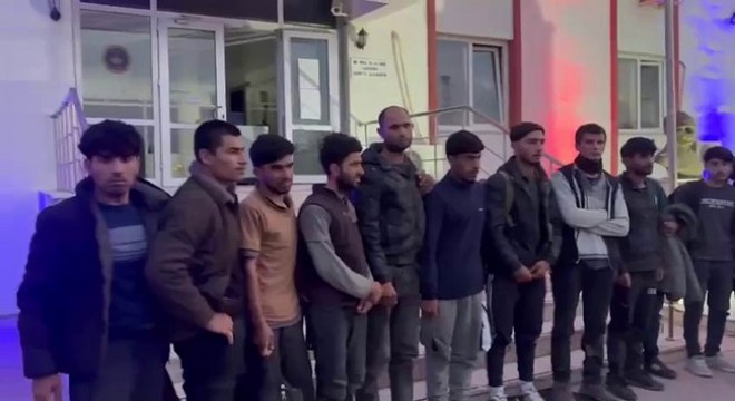 Otomobilden 14 kaçak göçmen çıktı
