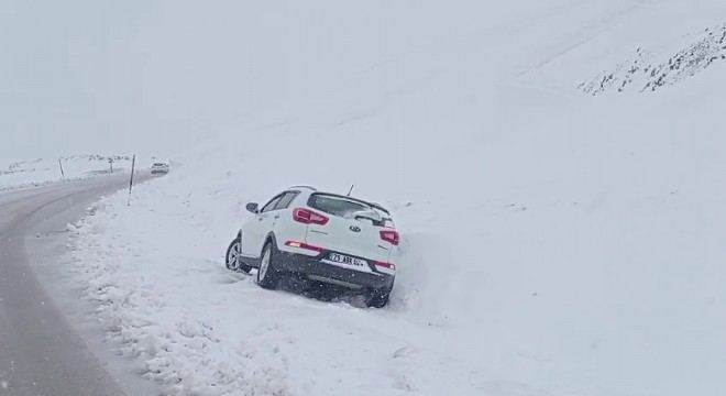 Palandöken geçidinde kar ve tipi etkili oldu