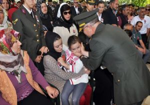 Şehidin kızı, annesinin gözyaşlarını sildi