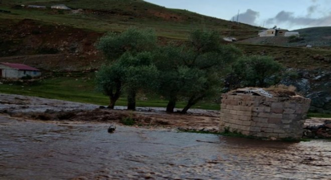 Sağanak sel getirdi, fırtına çatı uçurdu