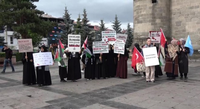 Sağlık çalışanları Gazze için yürüdü