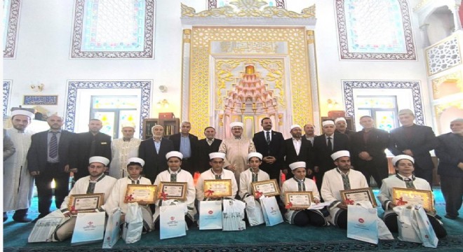 Sekiz gence hafızlık belgeleri verildi