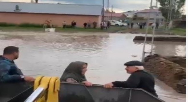 Selde mahsur kalan yaşlı çift kurtarıldı