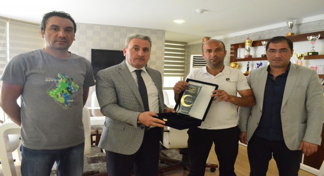 Taşkesenligil’e atletizm teşekkür plaketi