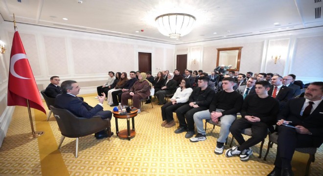 Tekin St. Petersburg'da Türk öğrencilerle buluştu