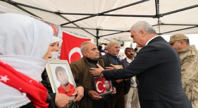 Vali Çakır’dan nöbetteki ailelere destek