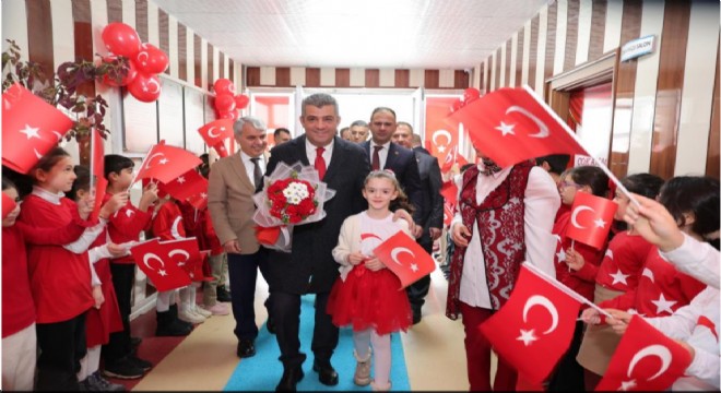 Yeni döneme ay-yıldızlı bayrakla başladılar