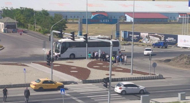 Yolcu otobüsü otomobille çarpıştı: 2 yaralı