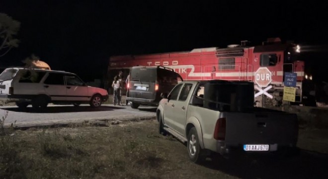 Yolcu treni arızalandı, hemzemin geçitte araç kuyruğu oluştu