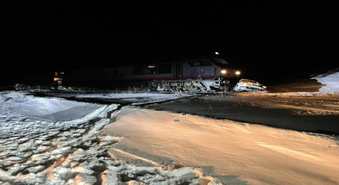 Yük treni otomobile çarptı: 1 yaralı