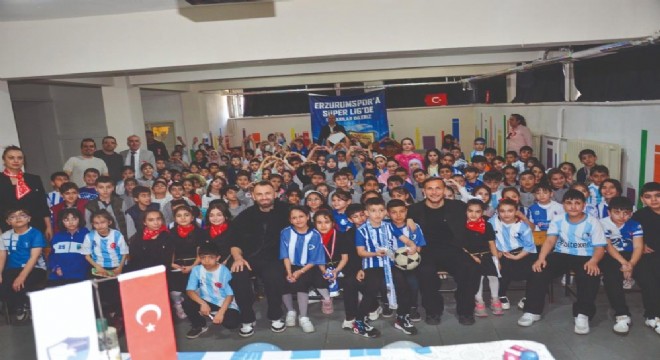 Yumlu ve Akgün'den öğrencilere 23 Nisan sürprizi