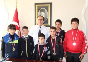 Kaymakam Şen, şampiyonları ödüllendirdi
