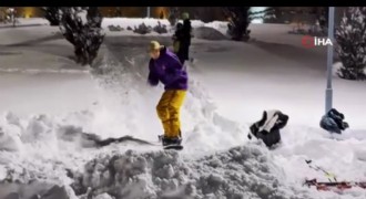 Kale önünde snowboard gösterisi