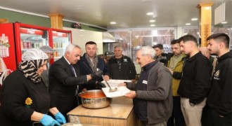 Oltu Belediyesi günlük 500 kişiye iftar yemeği veriyor