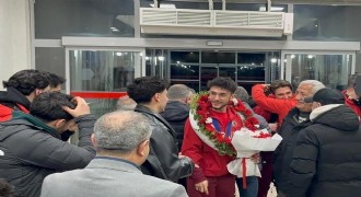 Akar'a coşkulu karşılama