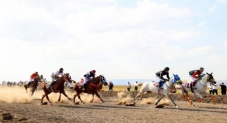 At yarışlarıyla gelenekler yeniden yaşatıldı