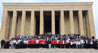 Bakan Bak ve Gençler Anıtkabir'de buluştu
