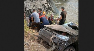 Bingöl yolunda araç dereye devrildi: 1 ölü, 4 yaralı