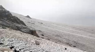 Çakmak Dağı'na mevsimin ilk karı düştü
