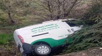 Cenaze nakil aracı kaza yaptı: 2 yaralı