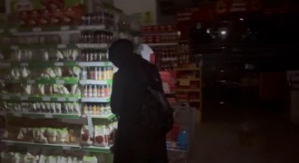 Cep telefonu ışığında alışveriş yaptılar