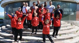 Cimnastikçiler analig yolcusu