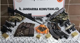 Çok sayıda silah ve mühimmat ele geçirildi