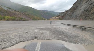Erzincan - Erzurum yolunda sel nedeniyle ulaşım aksadı