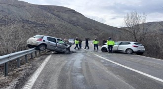Erzincan yolunda trafik kazası: 4 yaralı