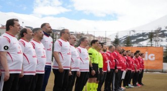 Erzurum protokolü ve Erzurumsporlu yıldızlar gençler için sahaya indi