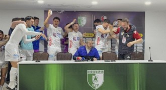 Erzurumspor oyuncuları basın toplantısında kutlama yaptı