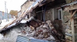 Fırtına çatıları uçurdu