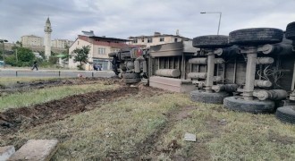 Freni boşalan tır dehşet yaşattı