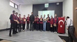 Gençler Resûlullah'a sevgide yarıştı