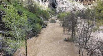 Kara yolu nehirle birleşti