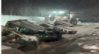 Karayazı'da kar temizleme aracı devrildi