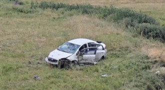Karlıova'da kontrolden çıkan otomobil devrildi 3 yaralı