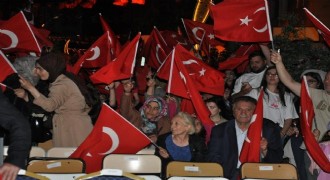 Karslılar Demokrasi nöbetinde yüreklerini buluşturdu