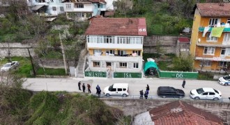 Evin çatısına yazılan yazılar ekipleri harekete geçirdi