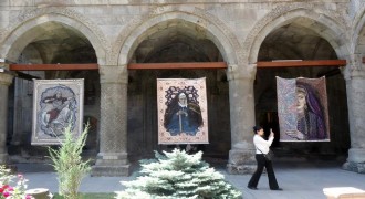 Kilim üzerine fırçasıyla Türk tarihini resmediyor
