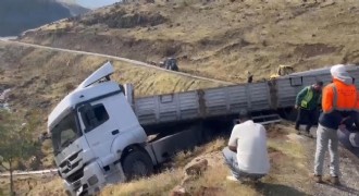 Malzeme yüklü tır uçurum kenarında askıda kaldı