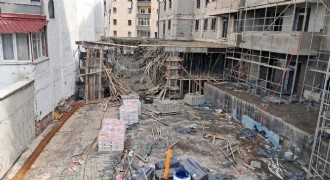 Muratpaşa'da inşaat iskelesi çöktü: 2 yaralı